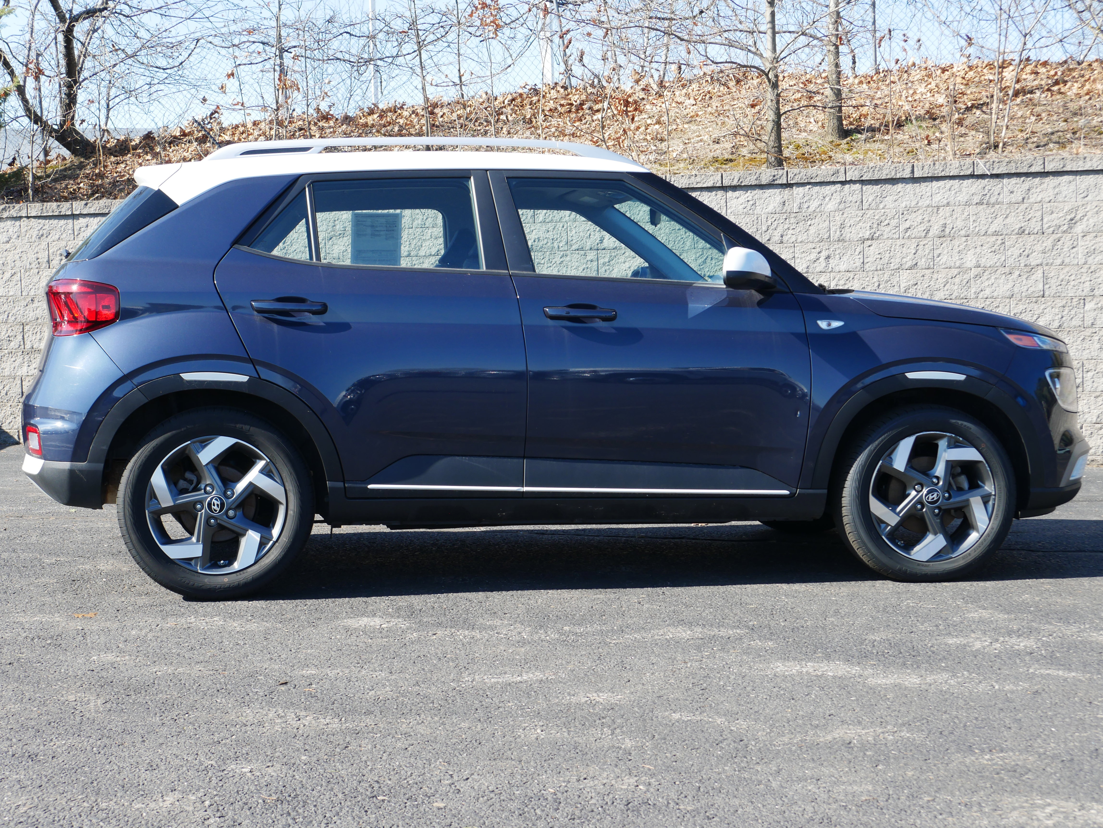 Used 2024 Hyundai Venue Limited FWD image 8