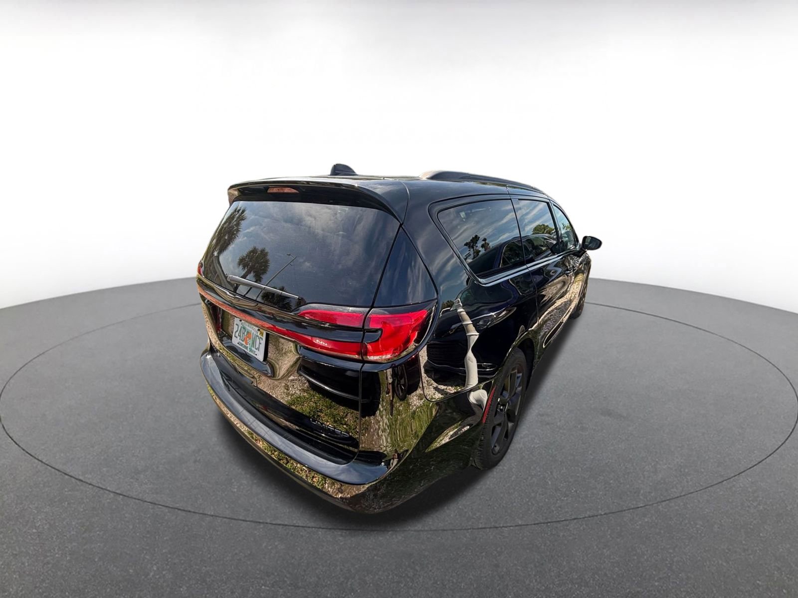 Used 2025 Chrysler Pacifica Limited image 7