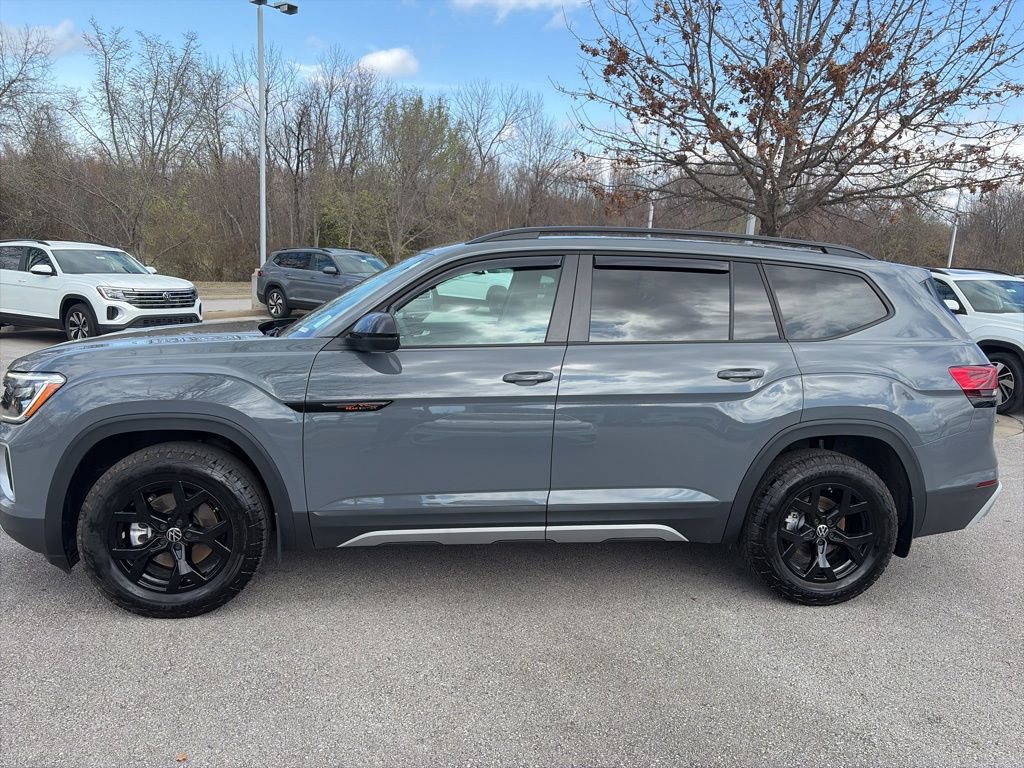 Used 2025 Volkswagen Atlas Peak Edition SE AWD/4WD image 4