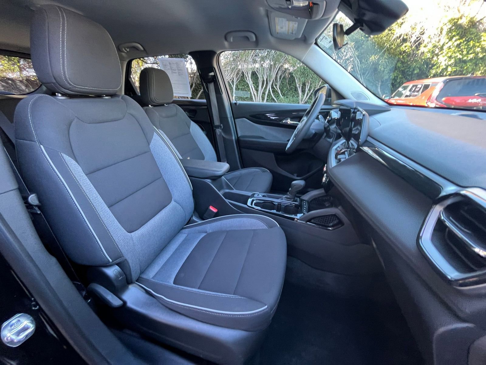 Used 2025 Chevrolet TrailBlazer LT image 34