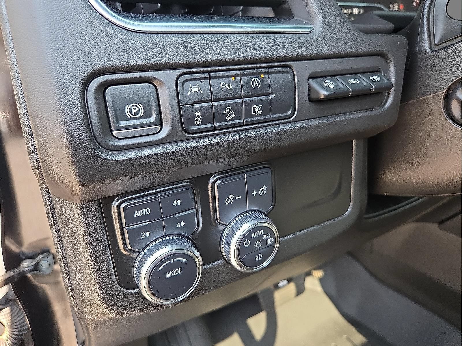 Certified 2024 GMC Yukon AT4 w/ Technology Package AWD/4WD image 11