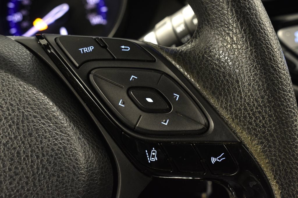 Used 2020 Toyota C-HR LE image 18