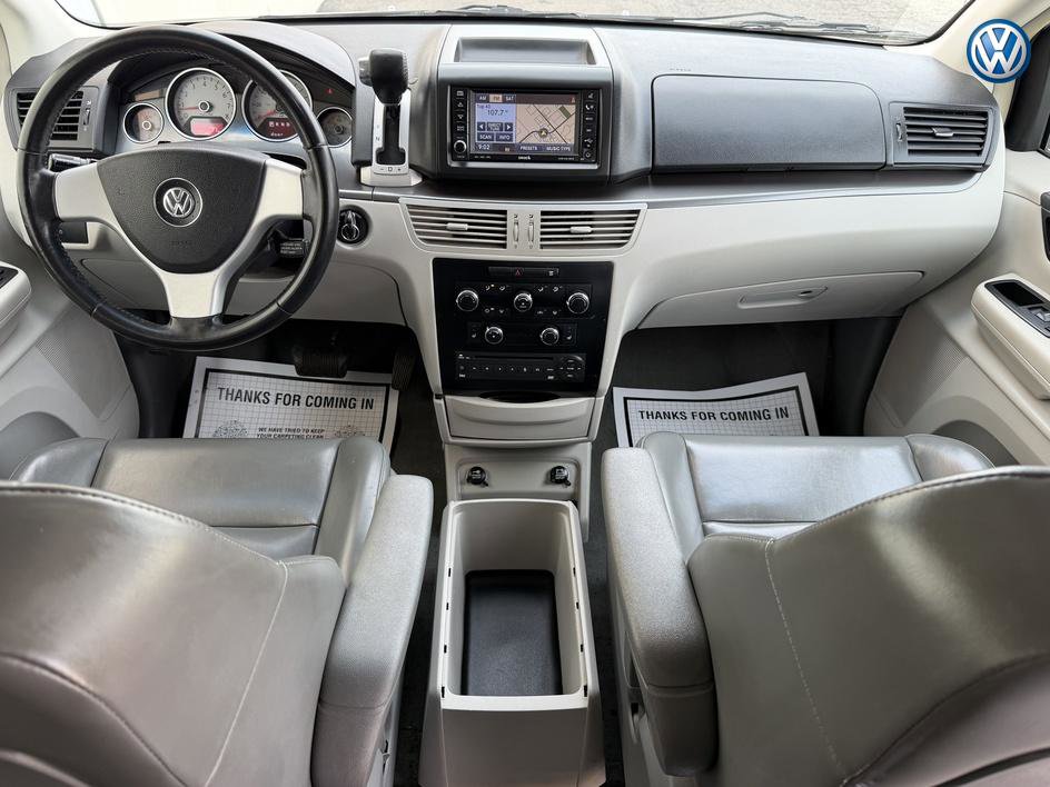 Used 2010 Volkswagen Routan SE FWD image 9
