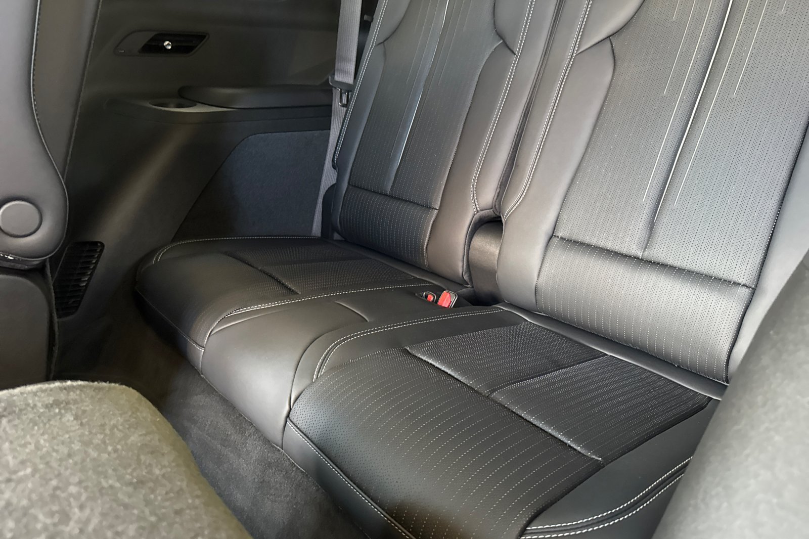 New 2027 Cadillac Vistiq Luxury w/ LPO, Floor Liner Package AWD/4WD image 15