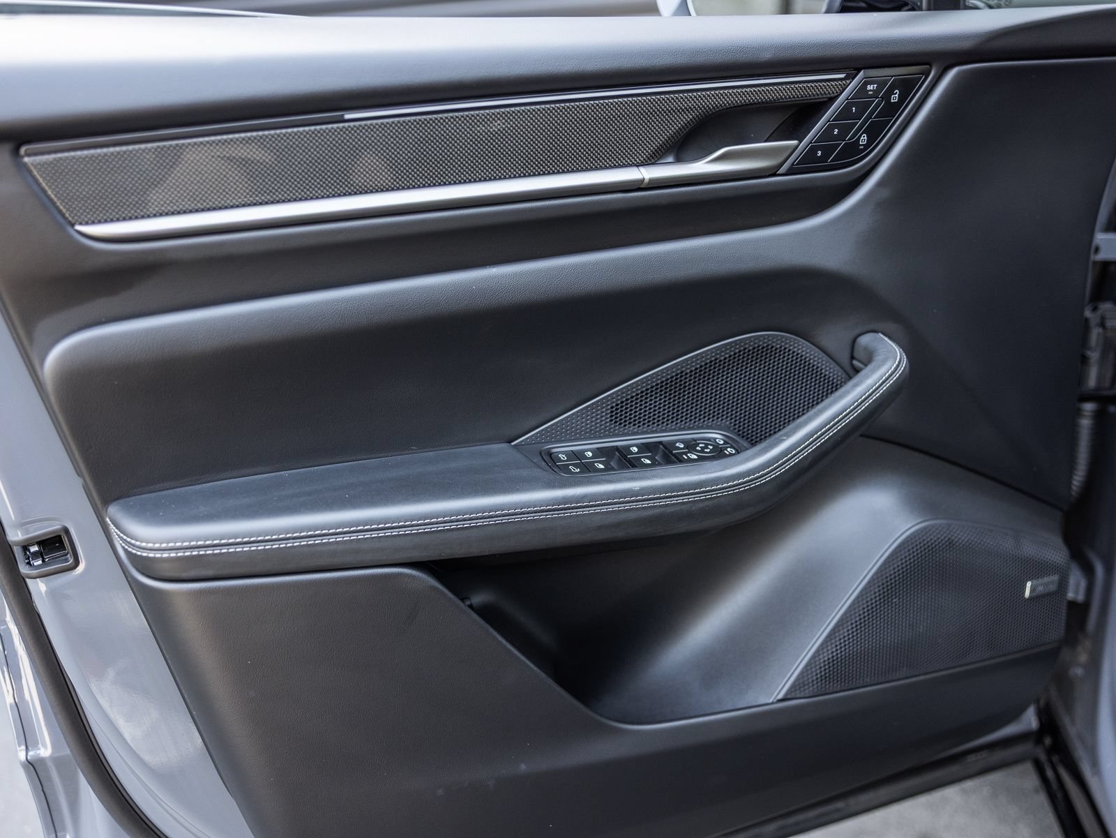 Certified 2025 Porsche Macan Turbo Electric AWD/4WD image 21