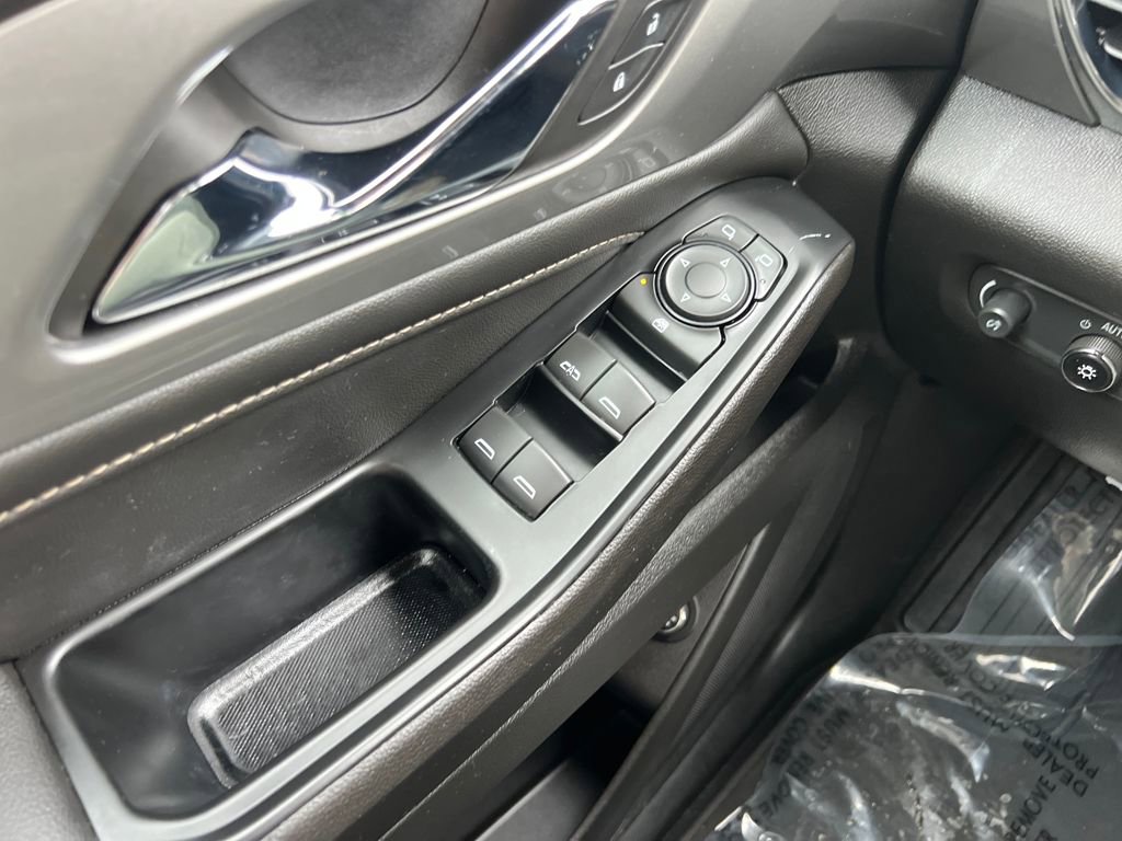 Used 2023 Chevrolet Traverse LT image 11