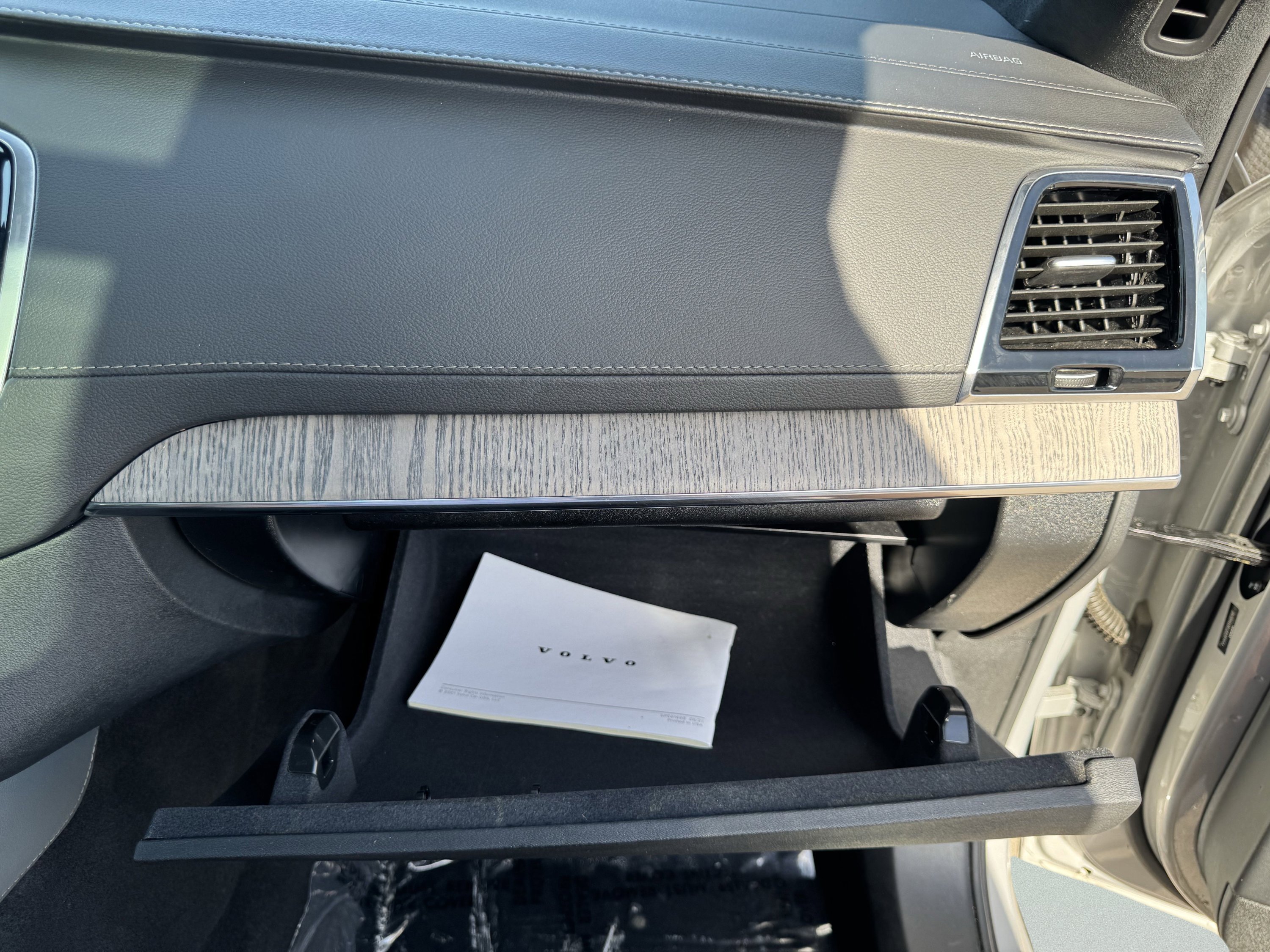 Used 2024 Volvo XC90 T8 Ultimate w/ Lounge Package image 68