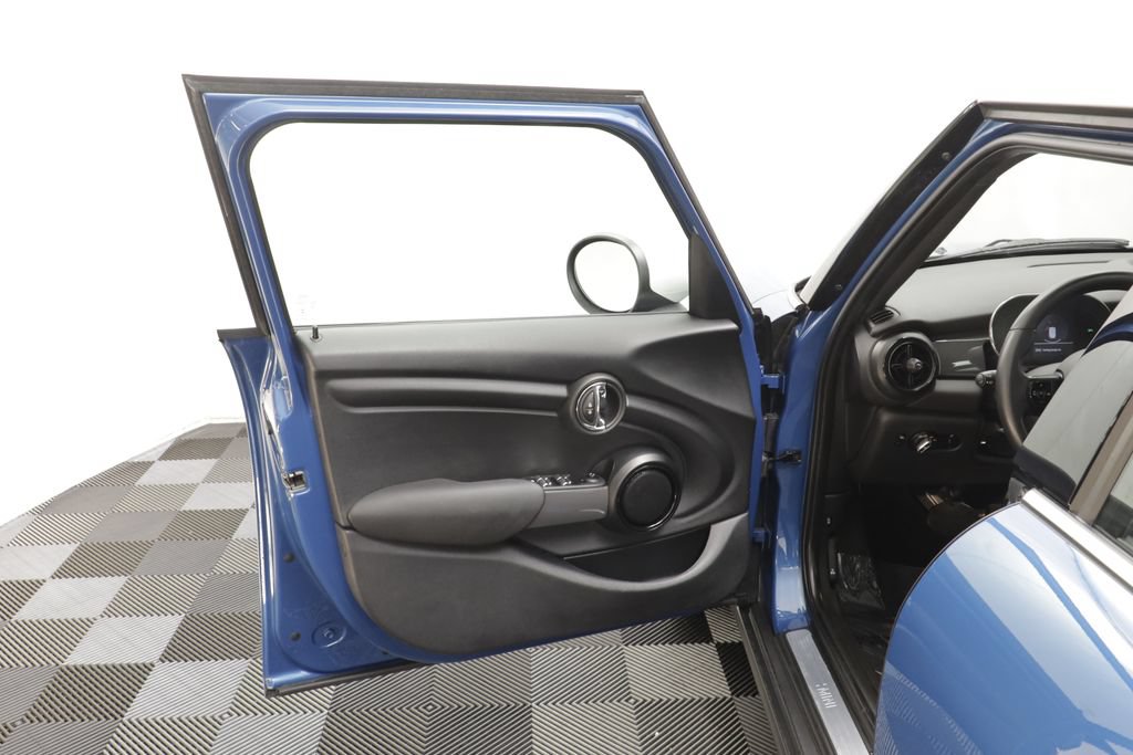 Used 2022 MINI Cooper 4-Door Hardtop FWD image 5
