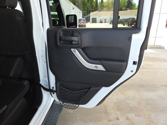 Used 2015 Jeep Wrangler Unlimited Sahara w/ Connectivity Group AWD/4WD image 46