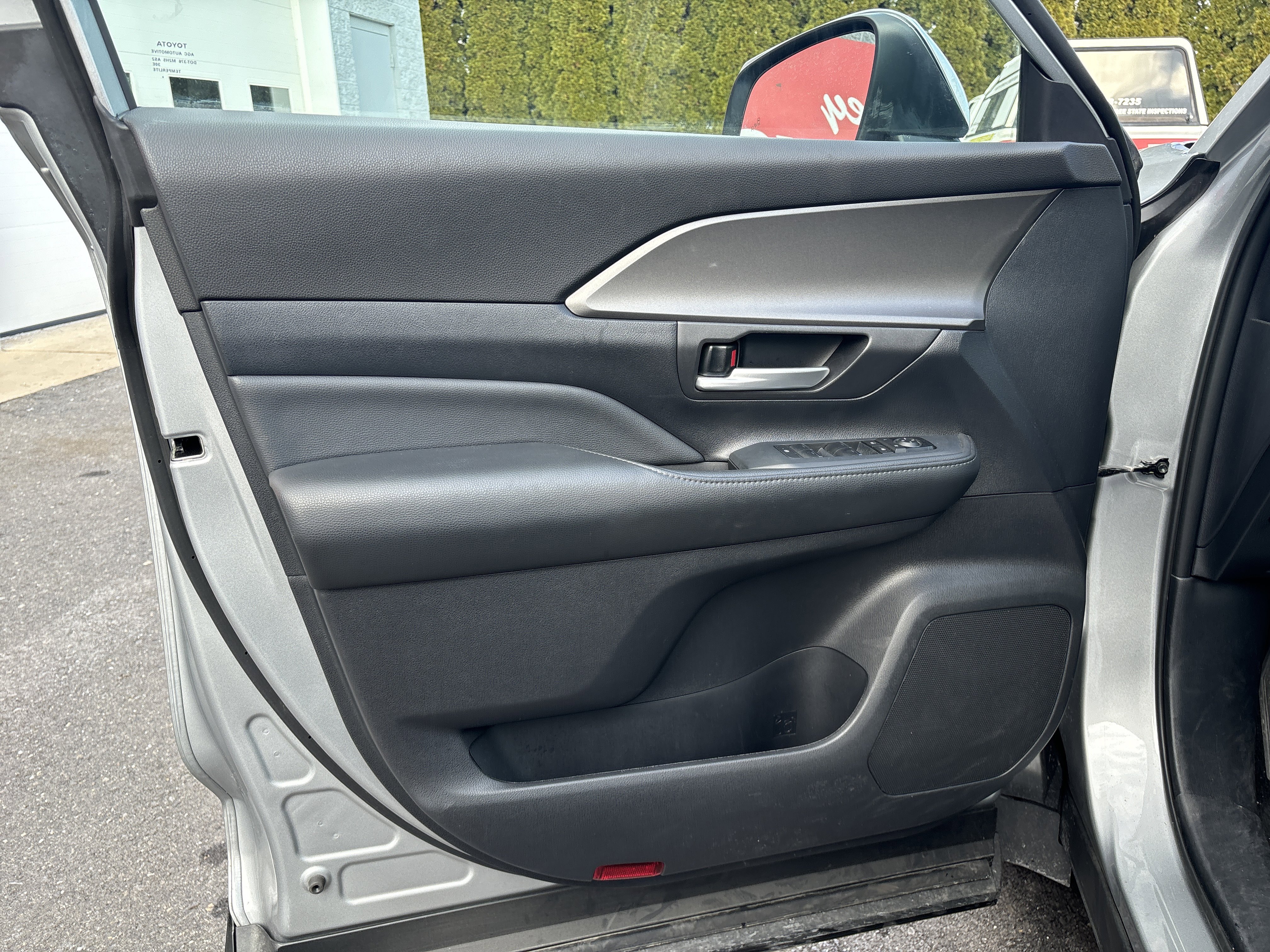 Used 2025 Toyota Grand Highlander AWD image 17