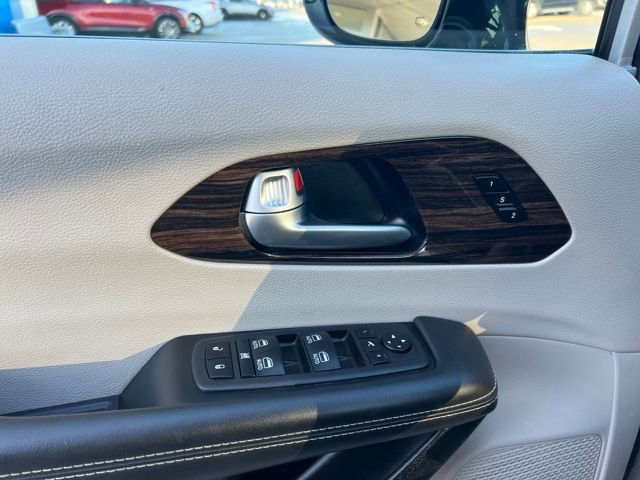 Used 2024 Chrysler Pacifica Limited image 32