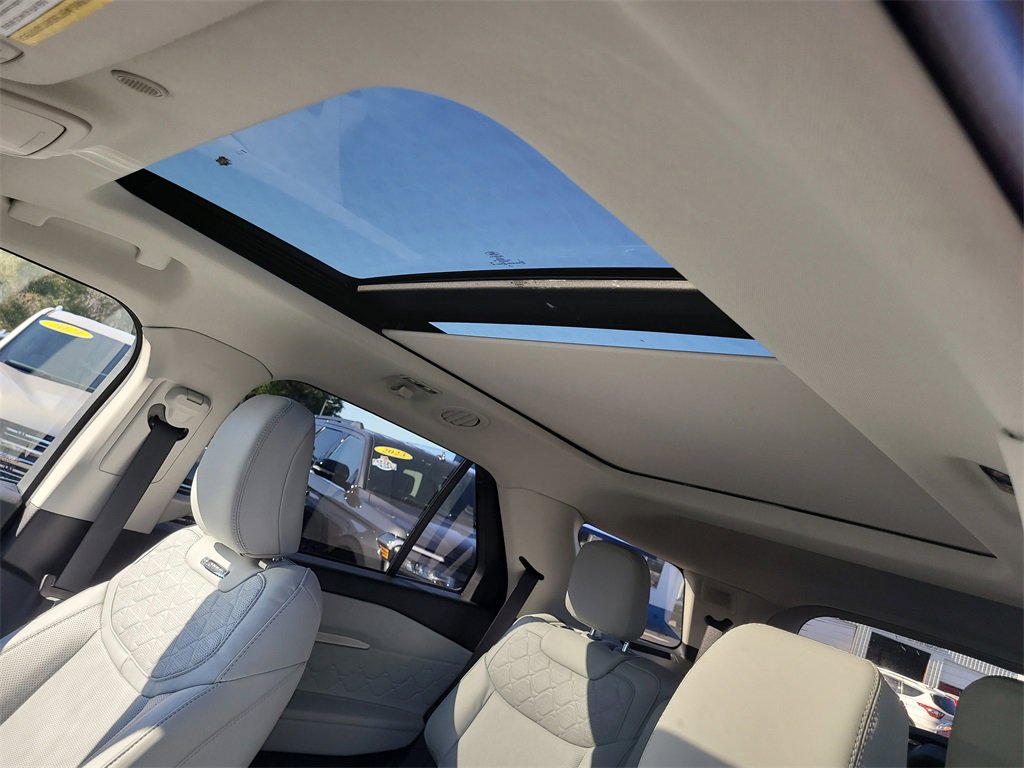 Used 2025 Ford Explorer Platinum w/ Ultimate Package image 21