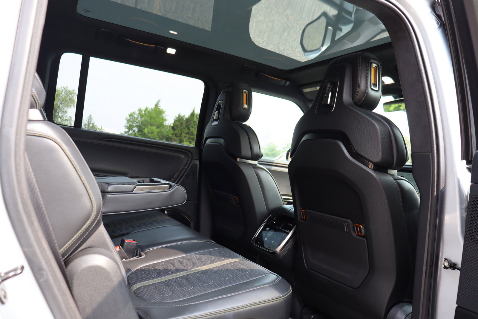 Used 2024 Rivian R1S Adventure Dual AWD/4WD image 18