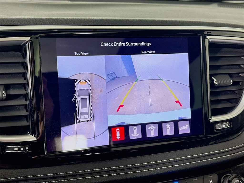 Used 2022 Chrysler Pacifica Limited w/ Uconnect Theater Family Group image 17