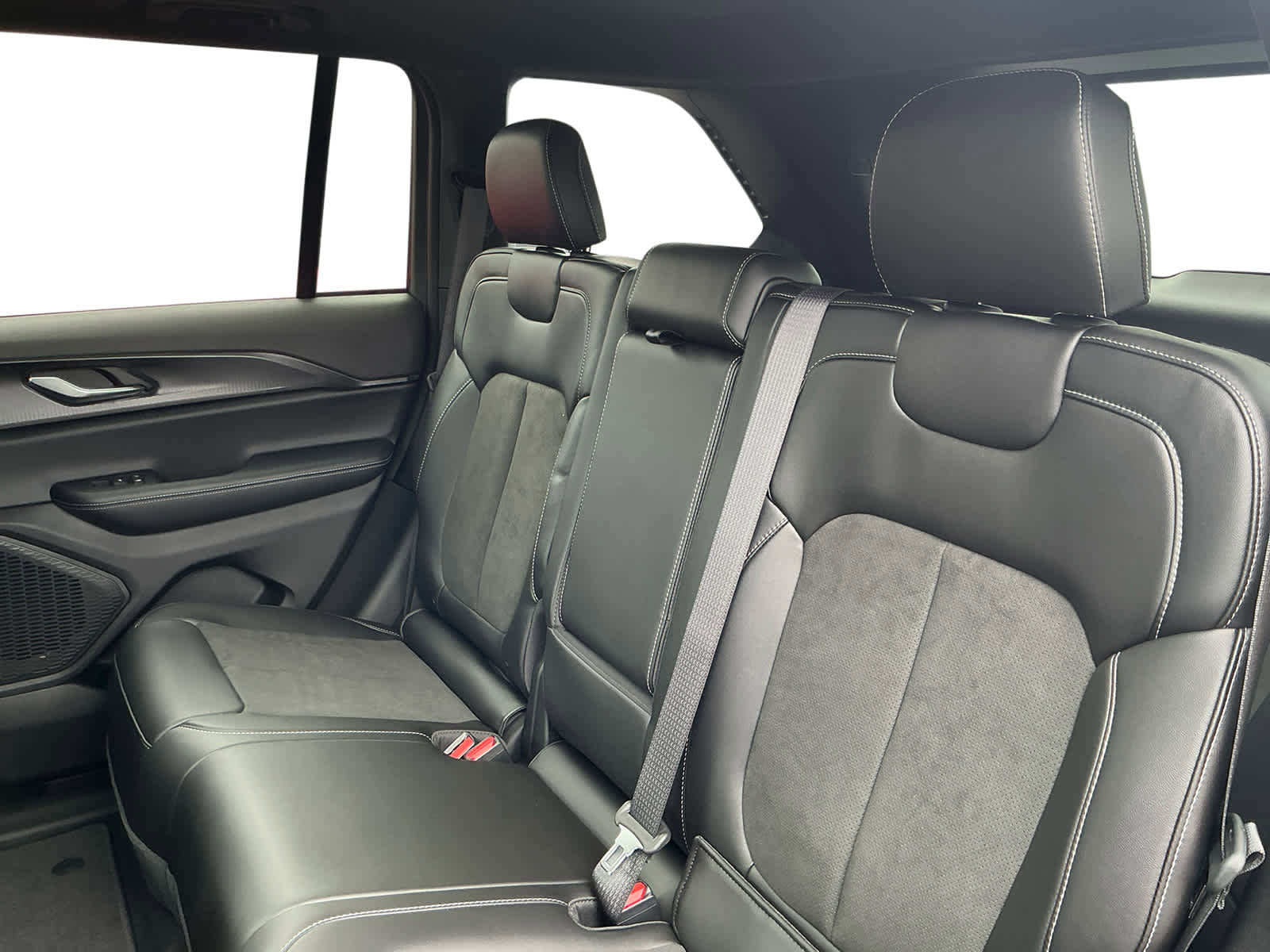 New 2025 Jeep Grand Cherokee Altitude image 14