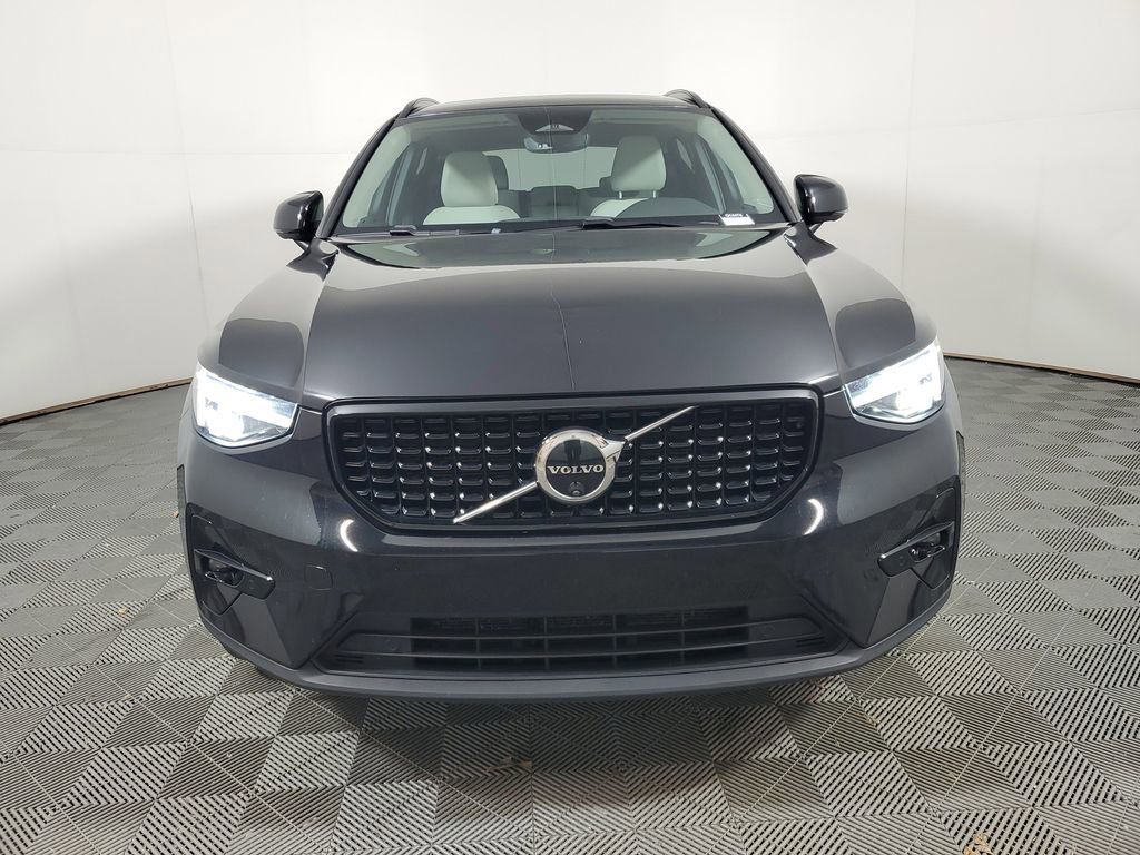 Certified 2025 Volvo XC40 B5 Plus AWD/4WD image 2