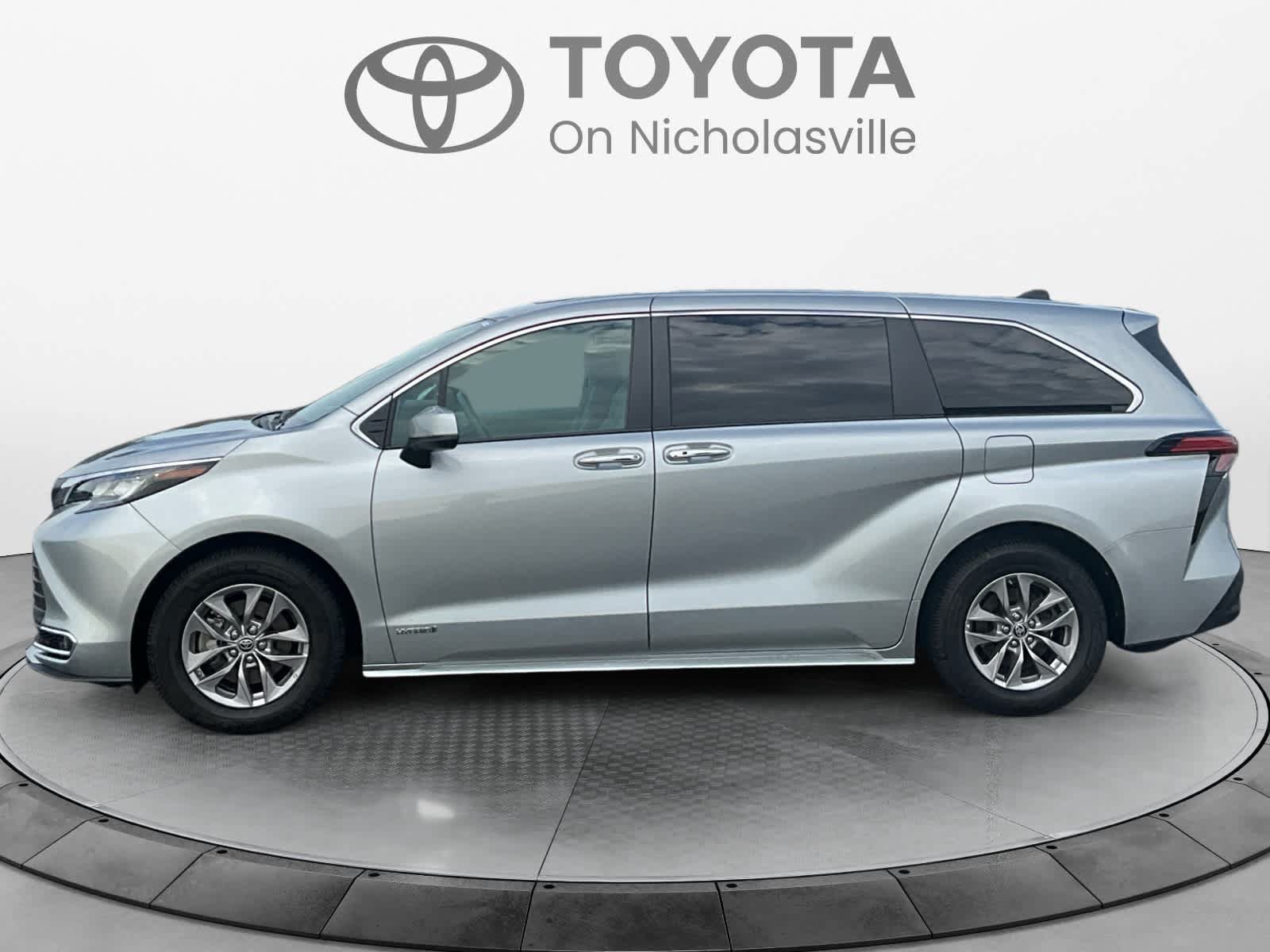 Used 2021 Toyota Sienna XLE AWD/4WD image 2