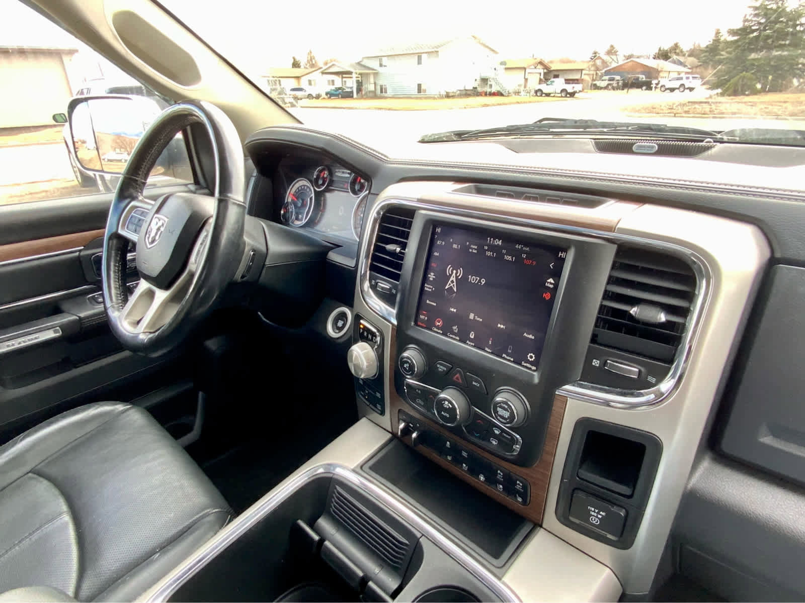 Used 2018 RAM 1500 Laramie image 39