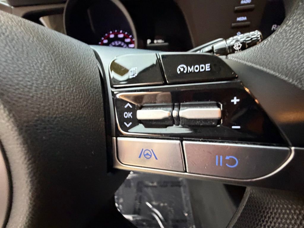 Used 2023 Hyundai Elantra SEL w/ Preferred Accessory Package image 22