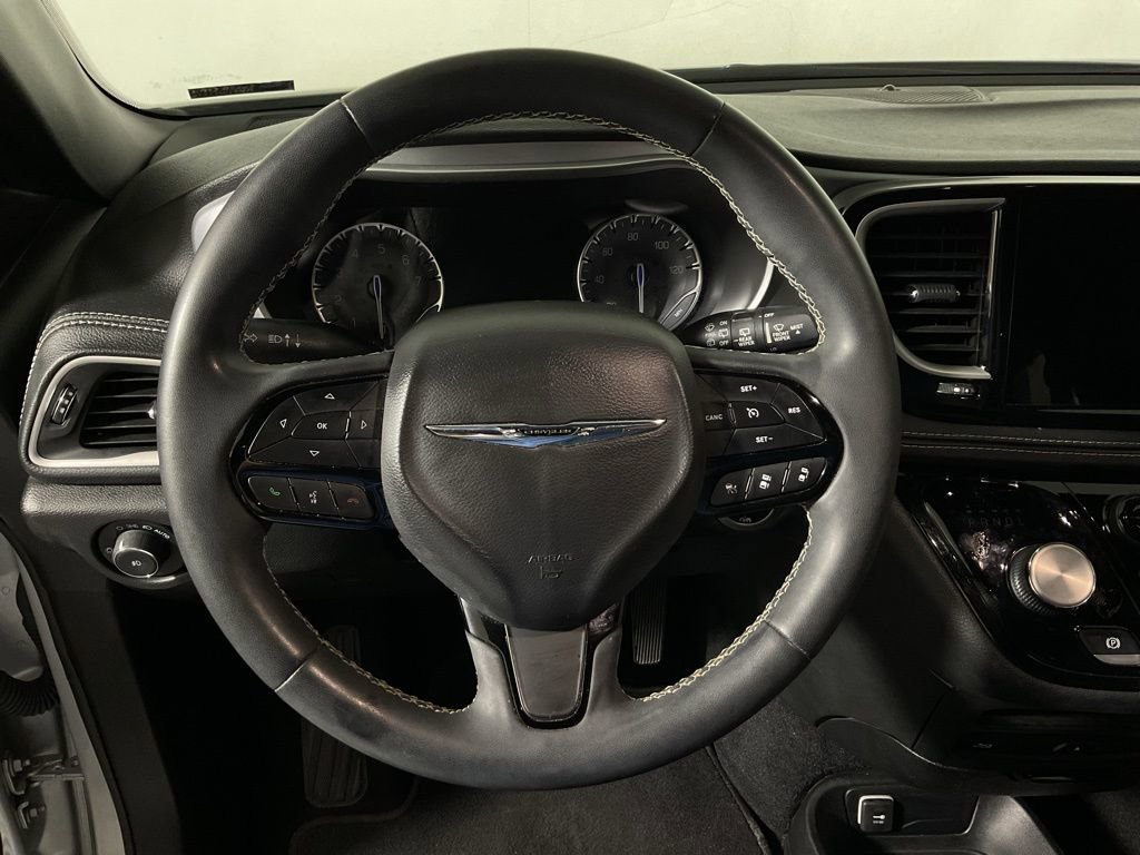 Used 2022 Chrysler Pacifica Touring-L w/ Uconnect Theater Family Group image 27