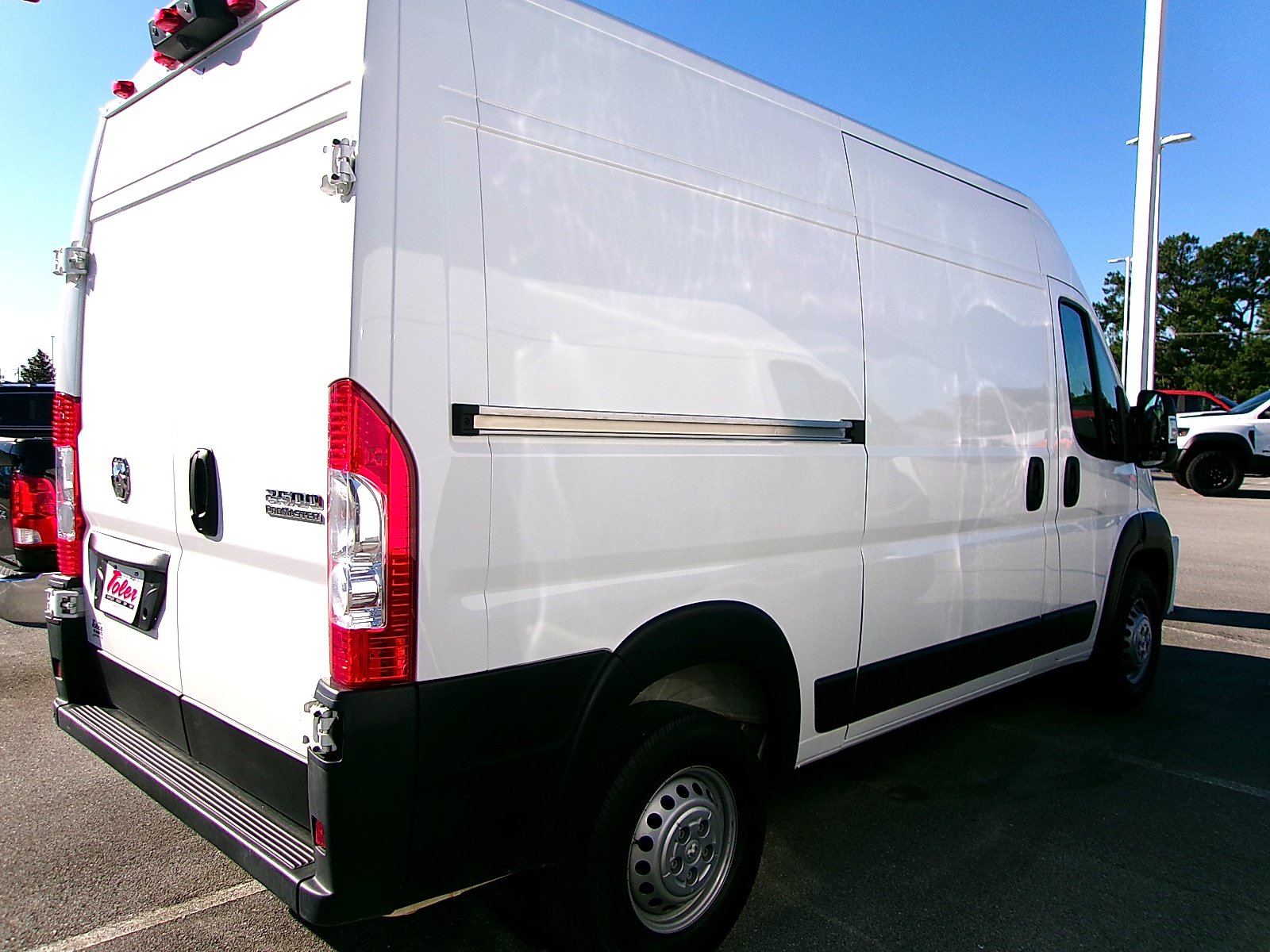 Used 2025 RAM ProMaster 2500 w/ Convenience Group FWD image 3