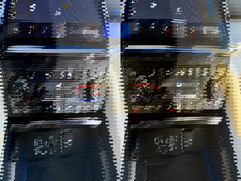 Used 2025 Jeep Grand Cherokee L Limited w/ Luxury Tech Group II image 26