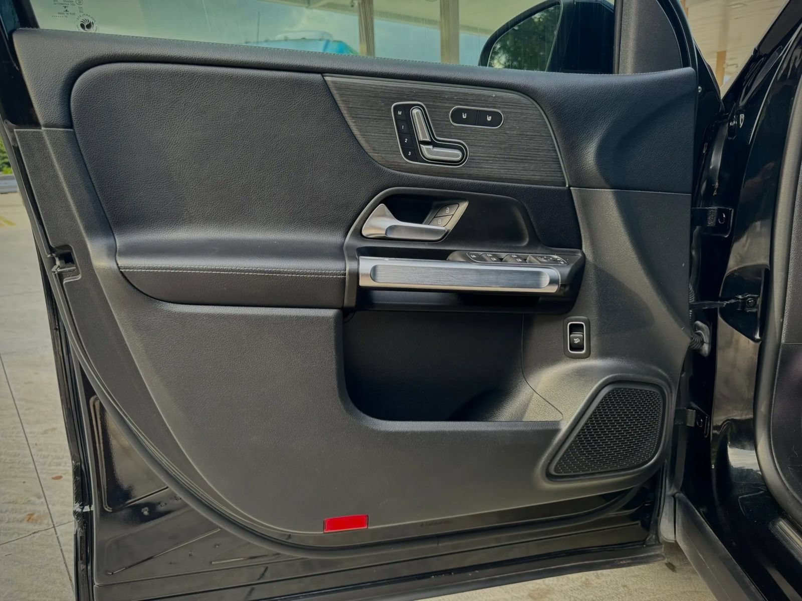 Used 2022 Mercedes-Benz GLB 250 w/ Premium Package image 32
