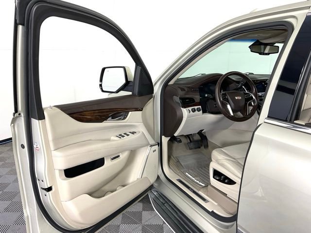 Used 2016 Cadillac Escalade ESV Luxury image 27