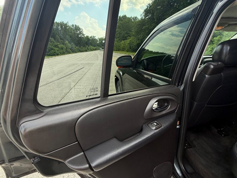 Used 2005 Chevrolet TrailBlazer LT AWD/4WD image 25