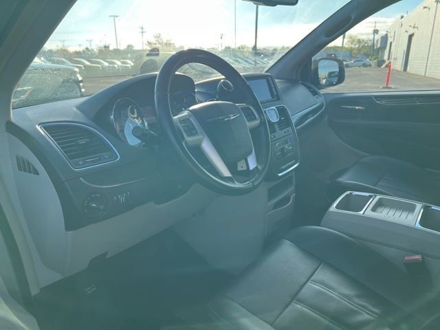 Used 2016 Chrysler Town & Country Touring FWD image 2