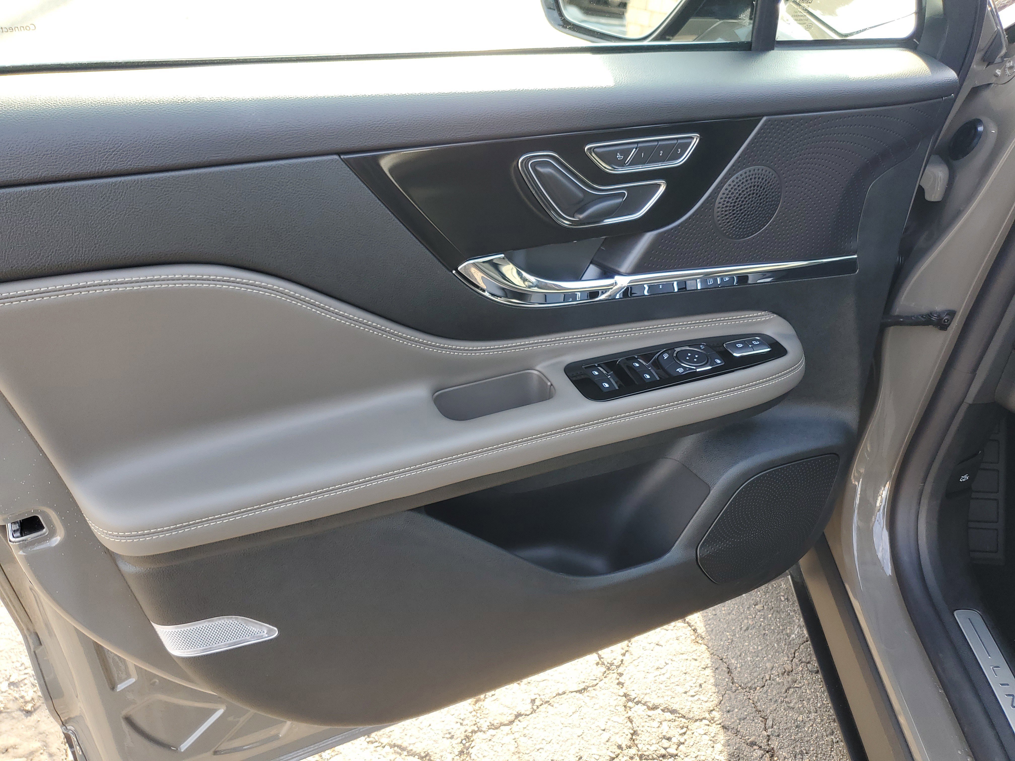 Certified 2025 Lincoln Corsair AWD w/ Equipment Group 101A image 10