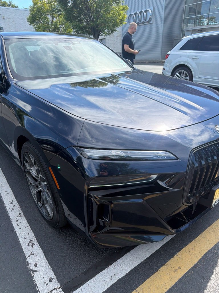Used 2025 BMW 760i xDrive AWD/4WD image 1