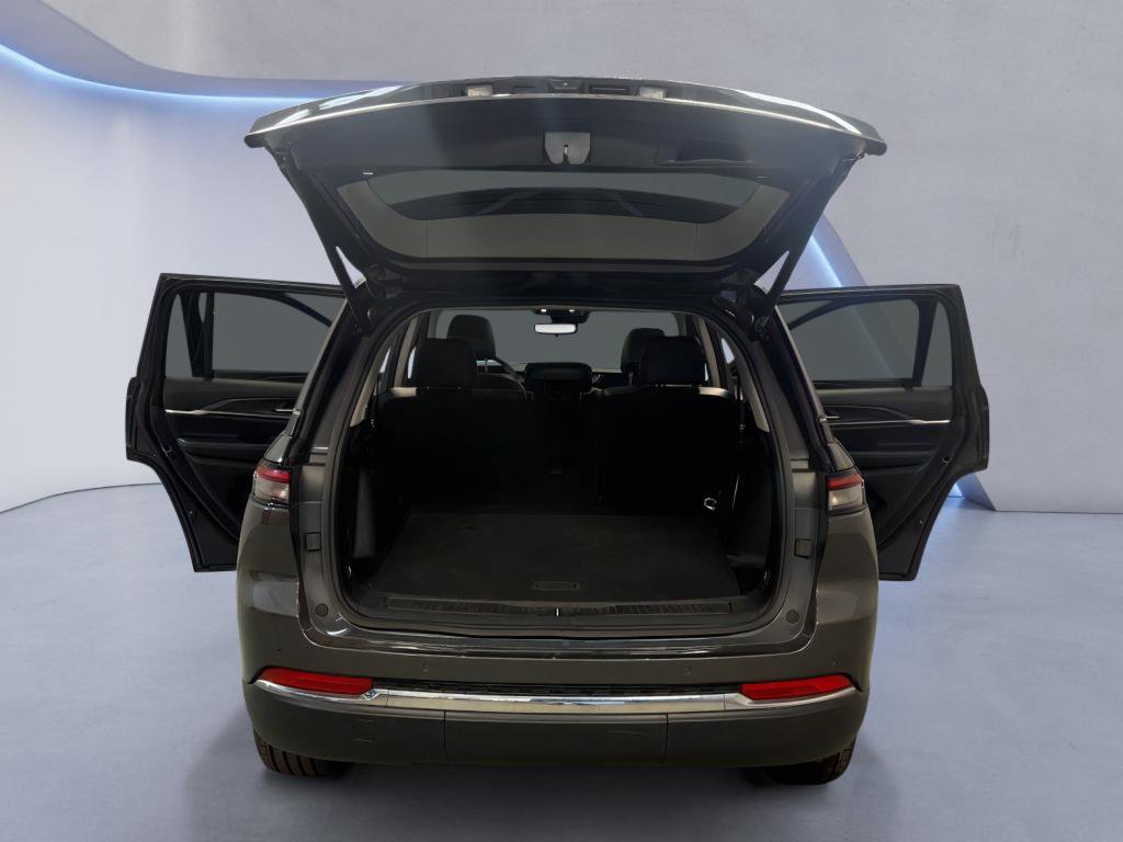 Used 2023 Jeep Grand Cherokee 4WD 4xe image 11