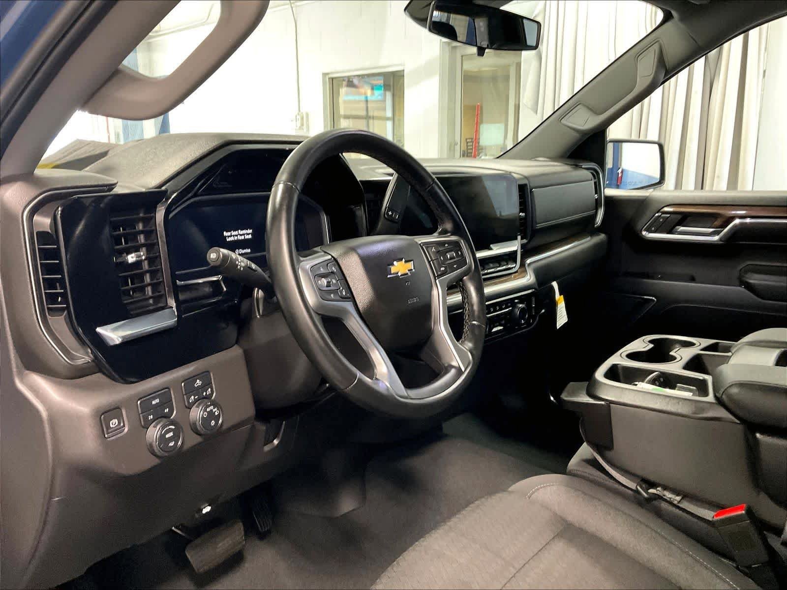 Used 2024 Chevrolet Silverado 1500 LT AWD/4WD image 8