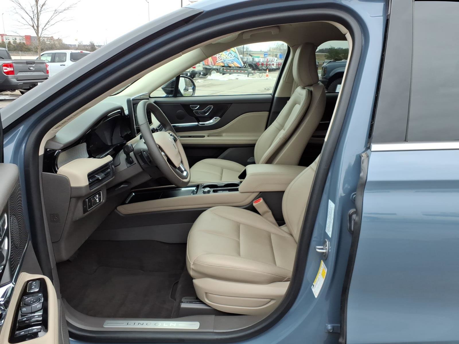 Used 2024 Lincoln Corsair Premiere image 11