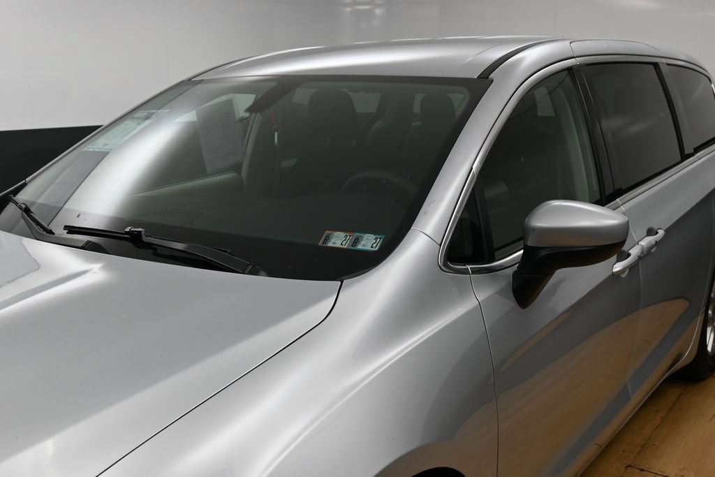 Used 2022 Chrysler Voyager LX FWD image 3