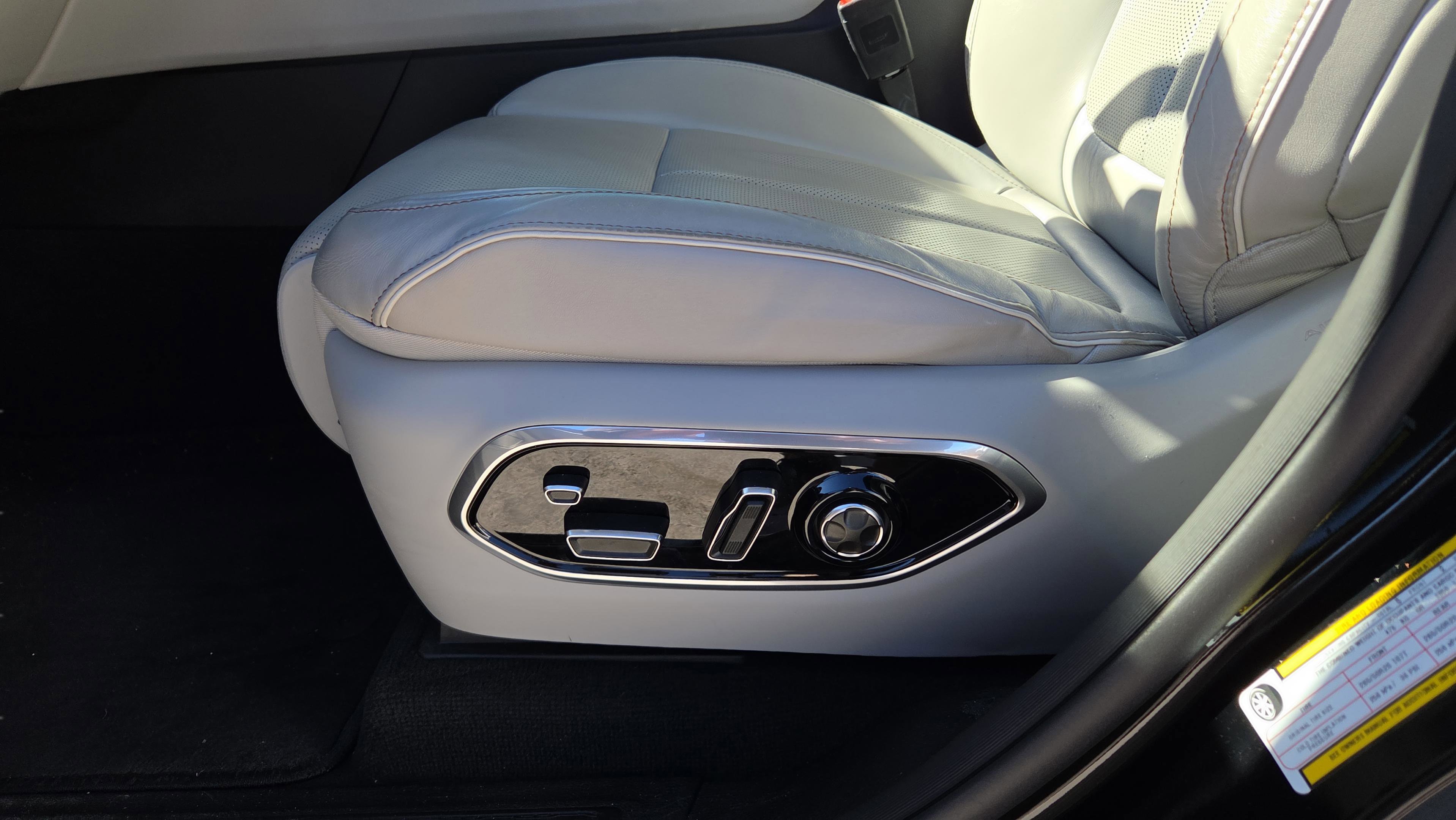 Used 2023 Jeep Grand Cherokee Overland w/ Adv Protech Group III image 12