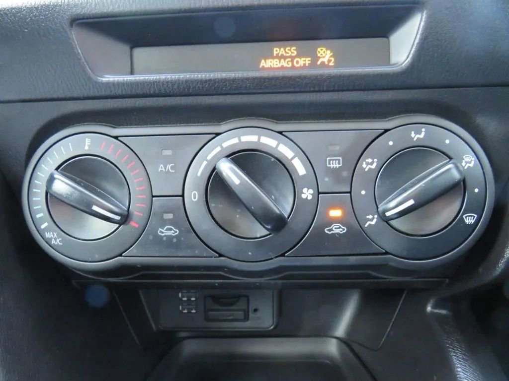 Used 2016 MAZDA MAZDA3 i Sport FWD image 21
