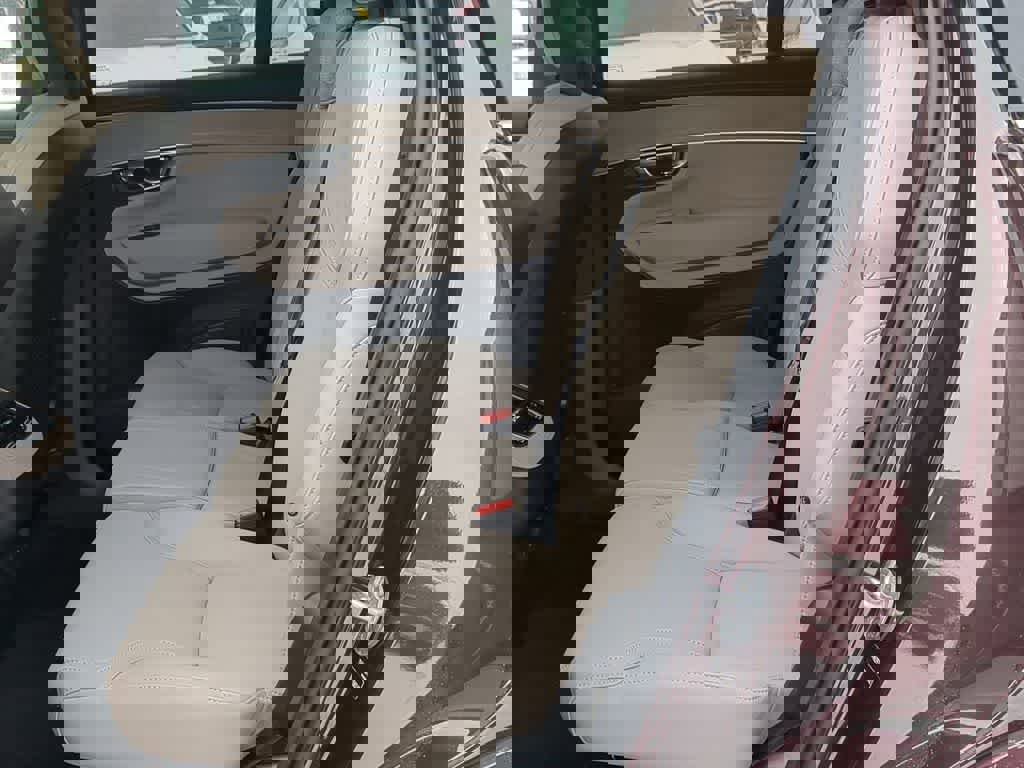 New 2026 Volvo XC90 B6 Plus w/ Protection Package Premier image 18