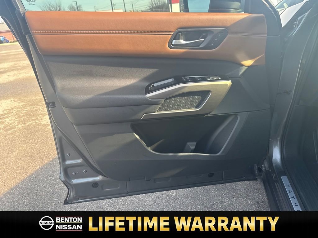 Certified 2025 Nissan Pathfinder Platinum w/ Black Appearance Package image 12