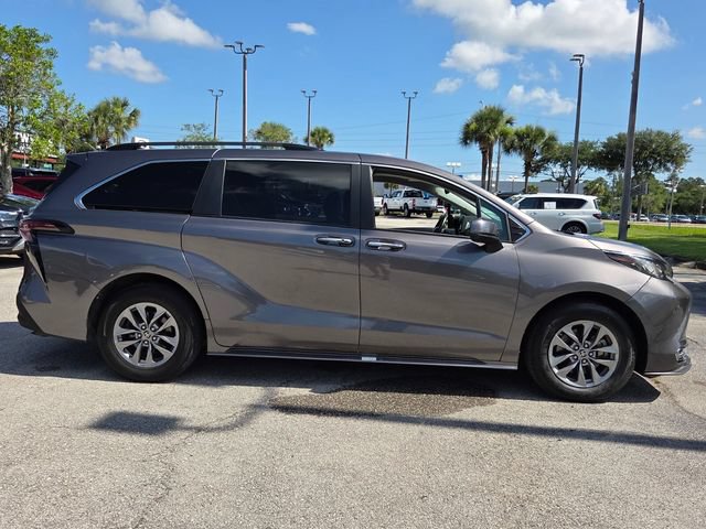 Used 2023 Toyota Sienna XLE FWD image 8