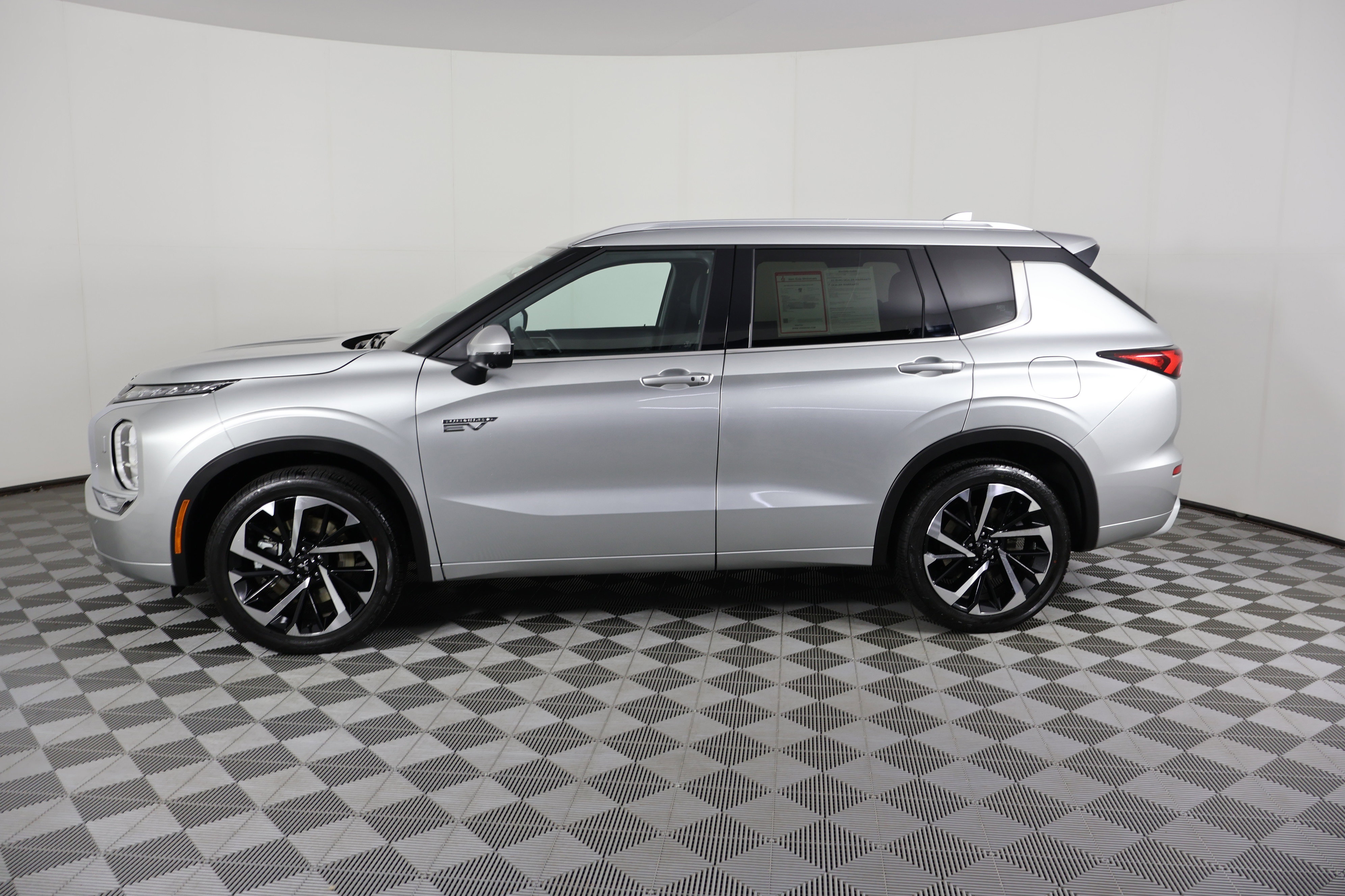 Used 2024 Mitsubishi Outlander SEL image 9