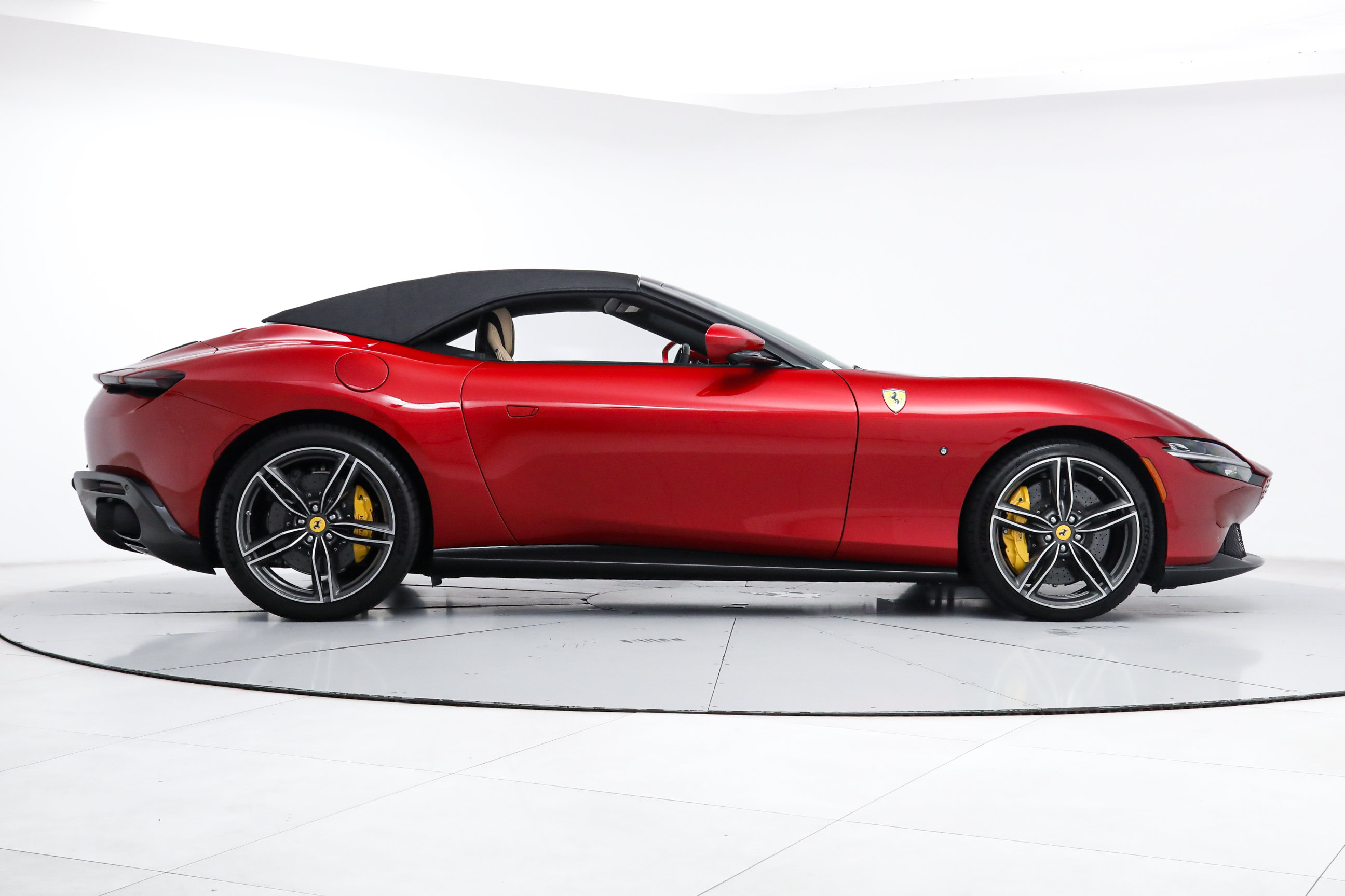 Certified 2025 Ferrari Roma Spider RWD image 12