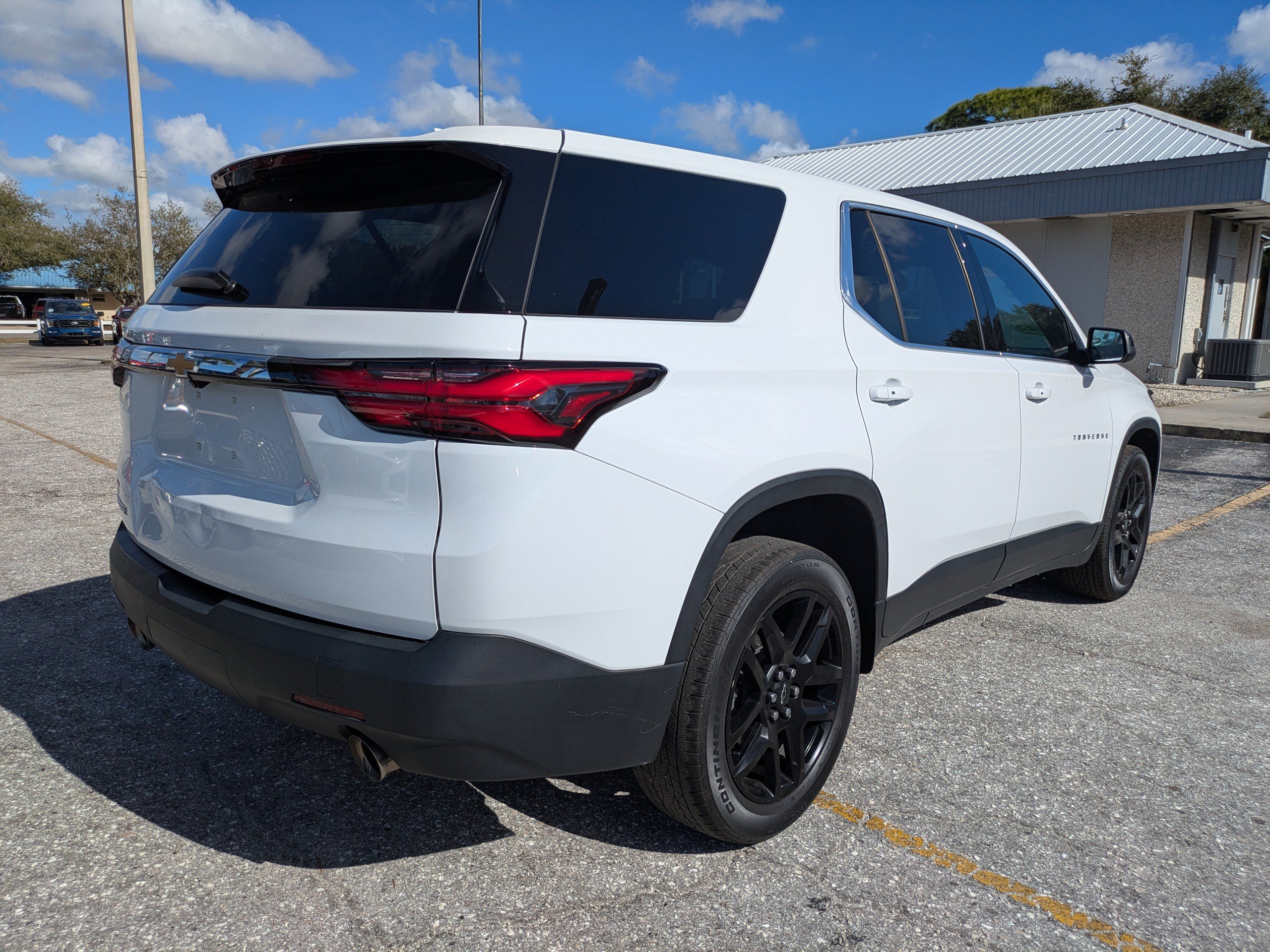 Used 2022 Chevrolet Traverse LS FWD image 4
