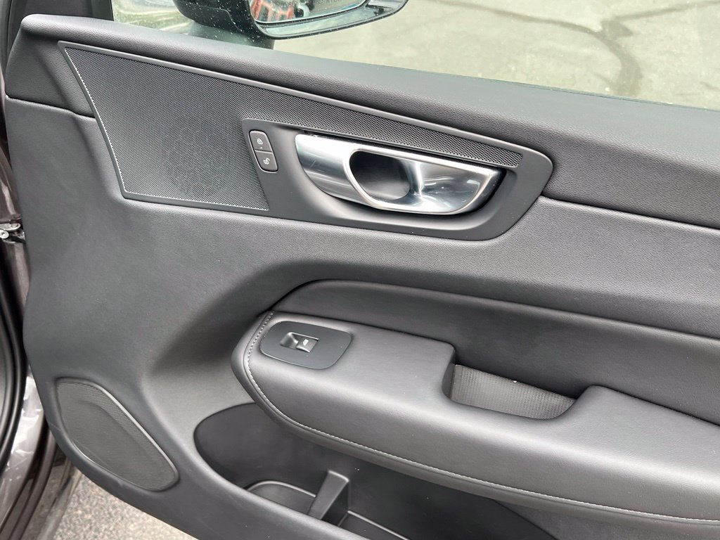 Used 2025 Volvo XC60 B5 Plus w/ Climate Package AWD/4WD image 15