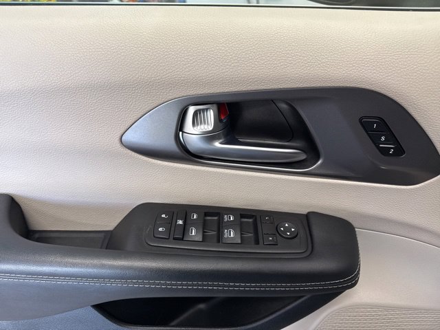 Used 2023 Chrysler Pacifica Touring-L FWD image 22