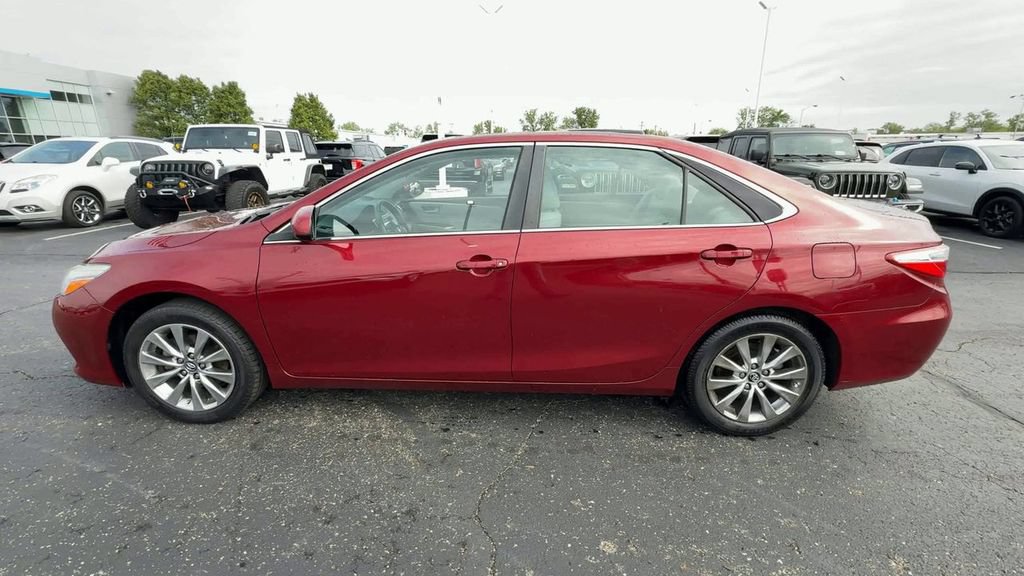 Used 2017 Toyota Camry XLE w/ Moonroof Package FWD image 5