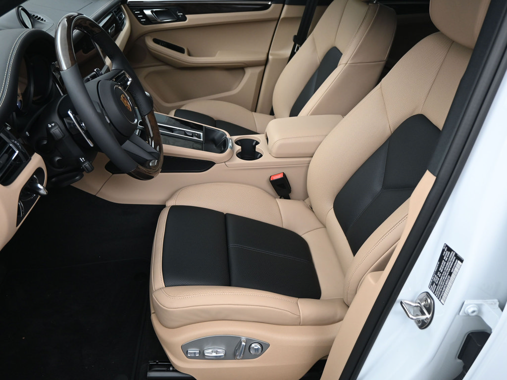 Certified 2026 Porsche Macan AWD/4WD image 6
