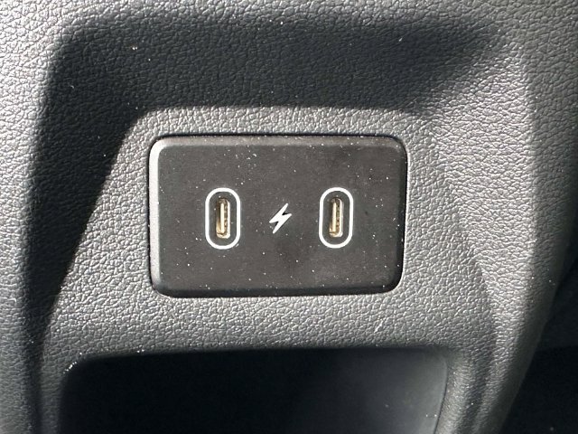 Used 2025 Hyundai Venue Limited FWD image 18