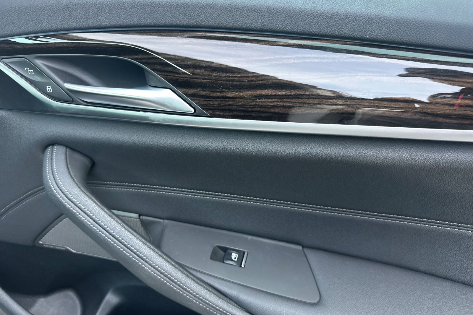 Certified 2023 BMW 530e w/ Premium Package image 21